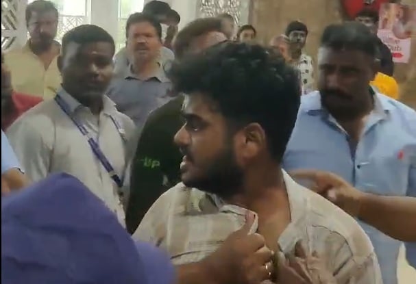 Patient’s Son Walks After Stabbing Chennai Doctor, People Shout “He Cut Him”