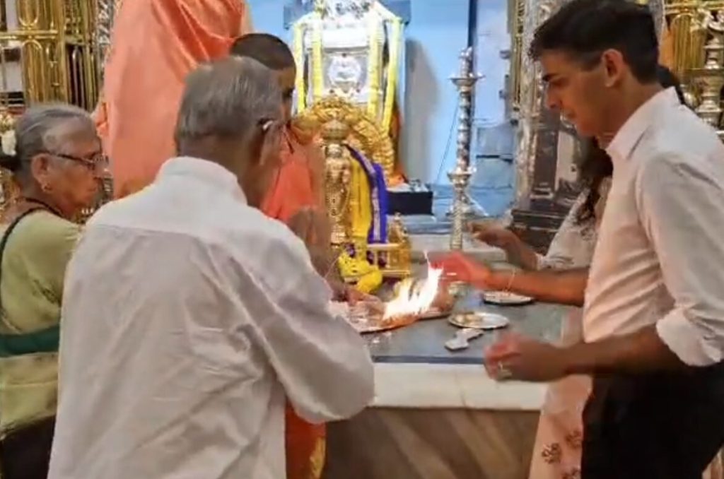 Watch: UK Ex-PM Rishi Sunak, Wife Akshata Murty Offer Prayers In Bengaluru