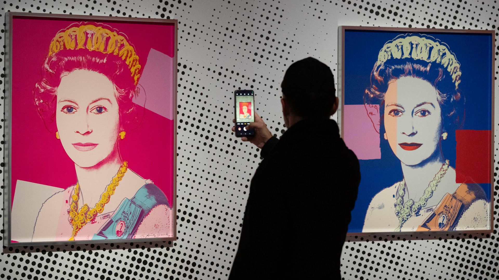 Thieves steal Warhol print of the Queen – but bungle heist